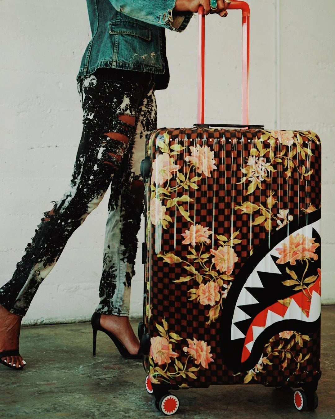 SHARKFLOWER 29.5” FULL-SIZE SHARKNAUTICS LUGGAGE